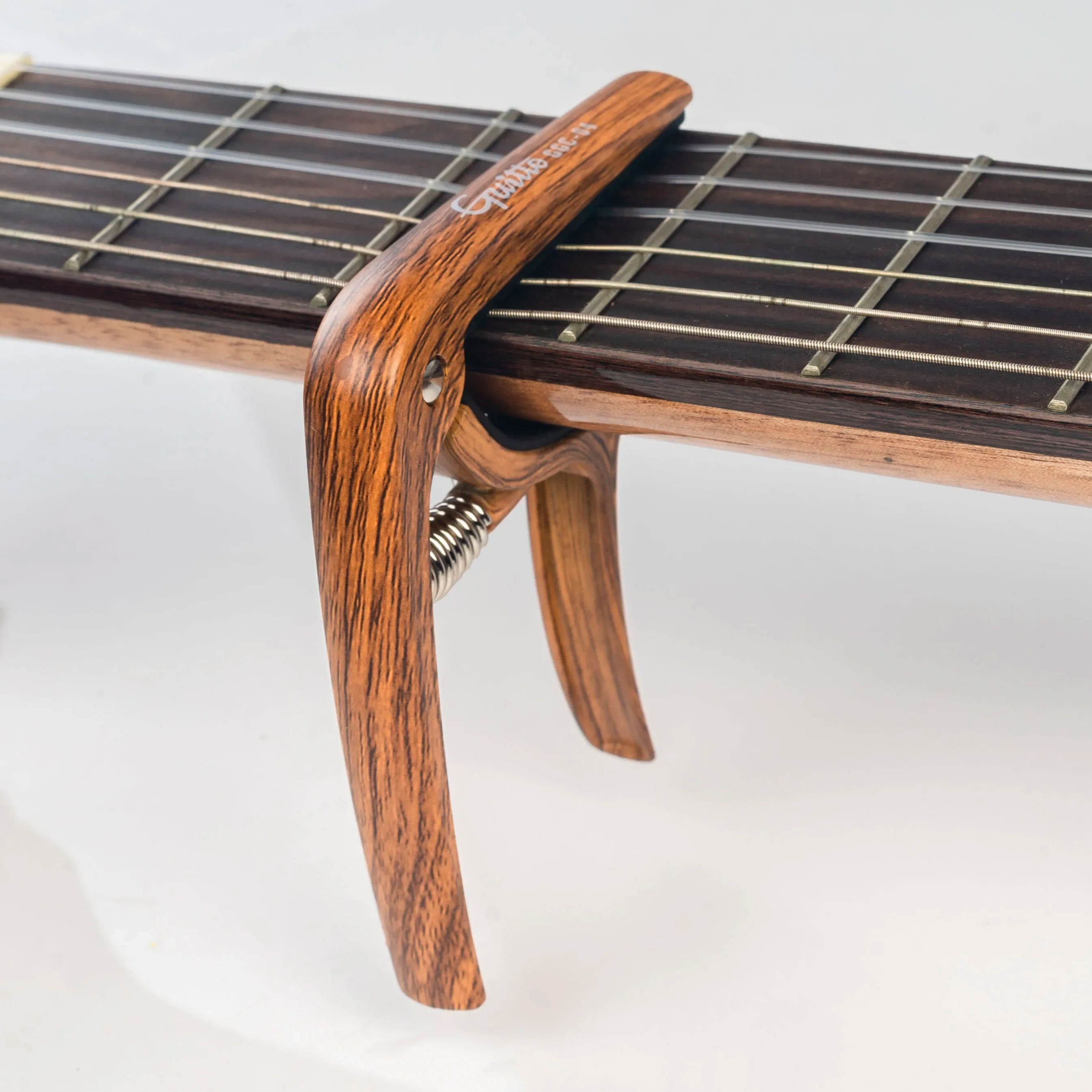 GUITTO GGC-04 ギターカポアコースティッククラシ - Guitar Capo Clip のレビューと価格